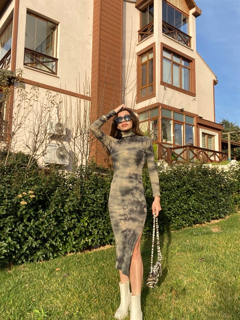 Desenli yırtmaçlı triko elbise 