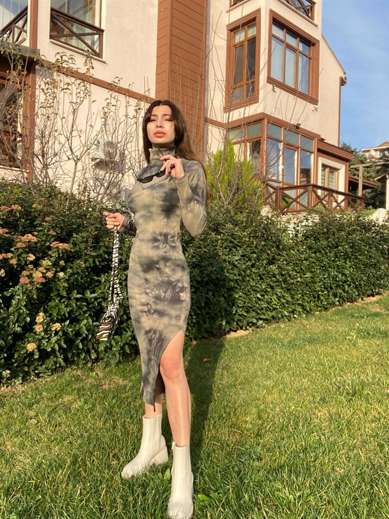 Desenli yırtmaçlı triko elbise 