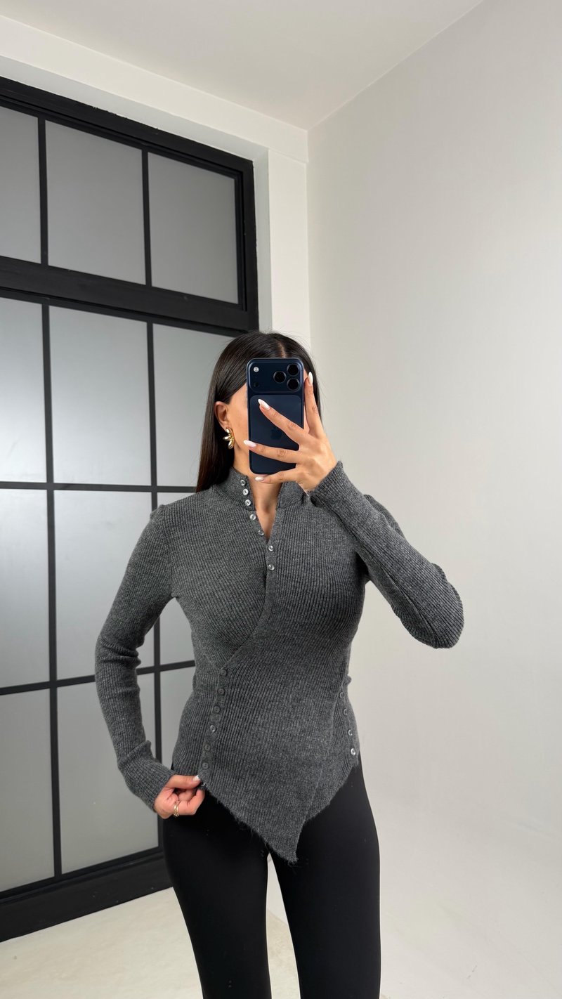 Antrasit Boğazlı Asimetrik Düğme Detaylı Triko Kazak GAUS-00581