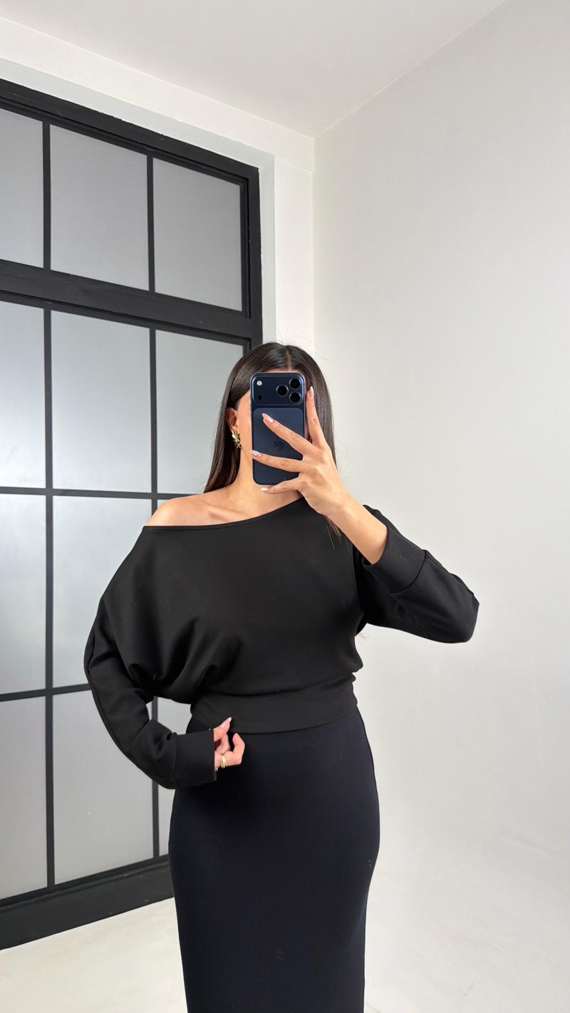 Siyah Kayık Yaka Modal Kumaş Bluz GAUS-00795