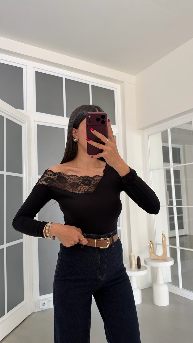 Siyah Yaka Dantel Detaylı Drapeli Bluz GAUS-02250