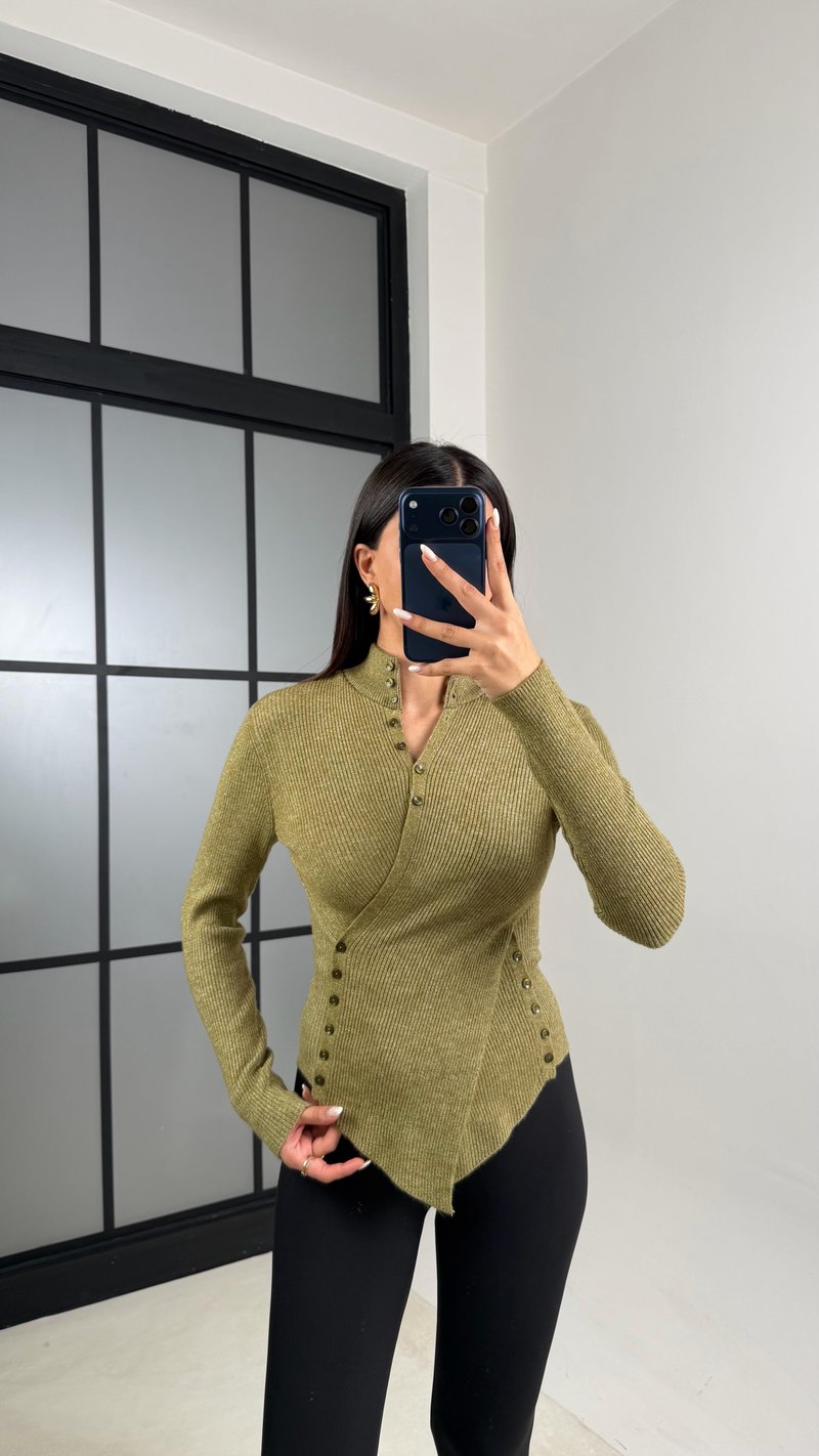 Haki Boğazlı Asimetrik Düğme Detaylı Triko Kazak GAUS-00581