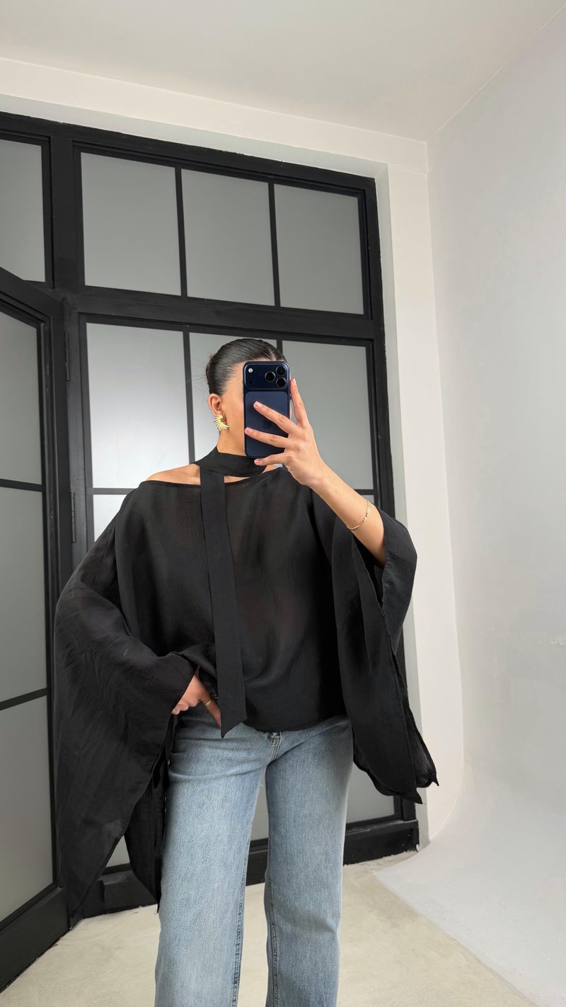 Siyah Yarasa Kol Fular Detaylı Transparan Bluz GAUS-01294