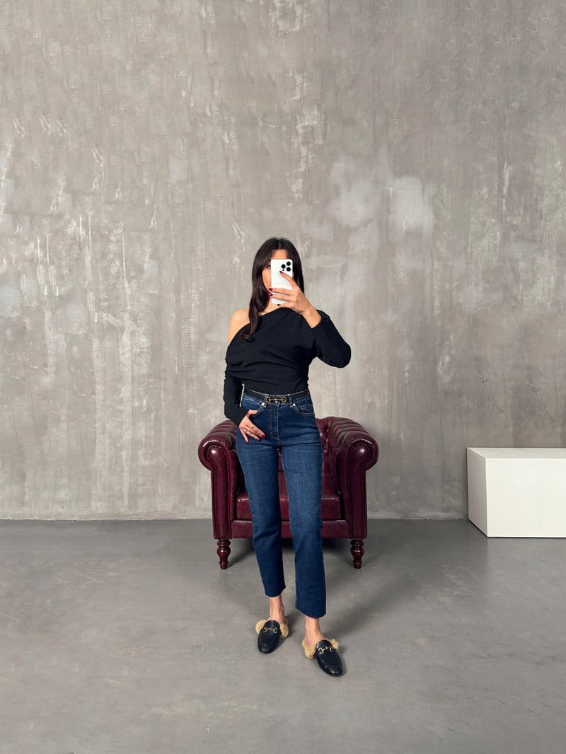 Benet Koyu Mavi ZR Kesik Paça Likralı Mom Jean