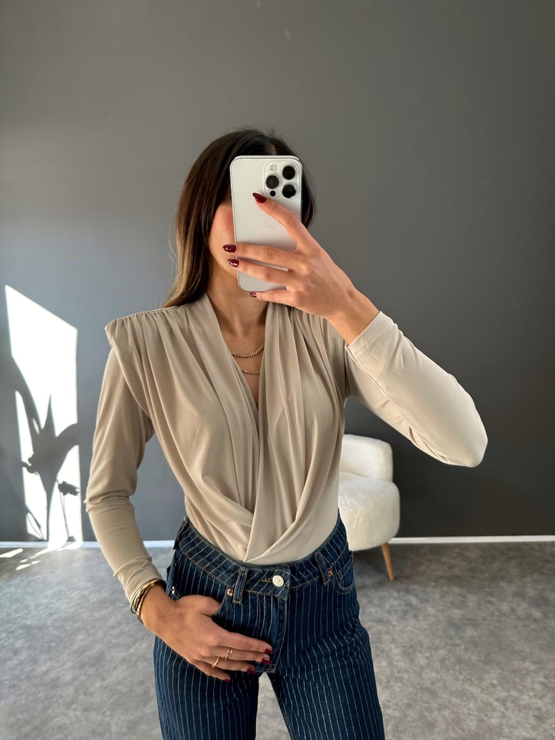 Taş V yaka Vatkalı Drapeli Bodysuit