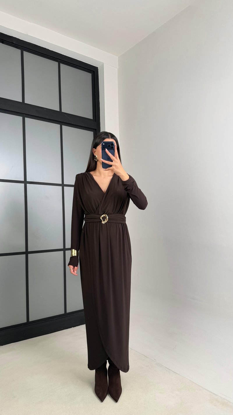 Acı Kahve V Yaka Yırtmaçlı Gold Tokalı Sandy Kumaş Elbise GAUS-00876