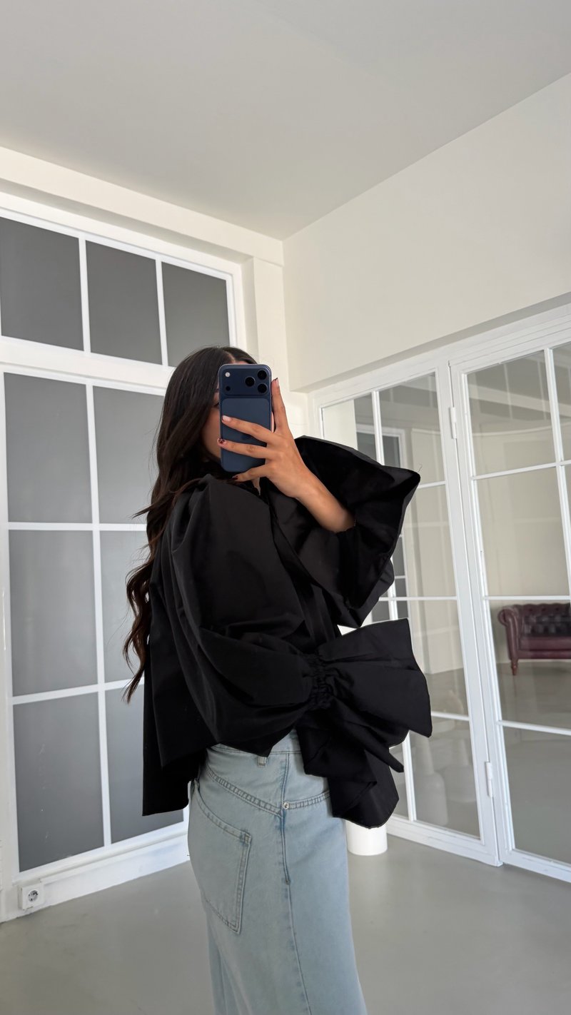 Siyah Kolu Volanlı Poplin Kumaş Bluz GAUS-01921