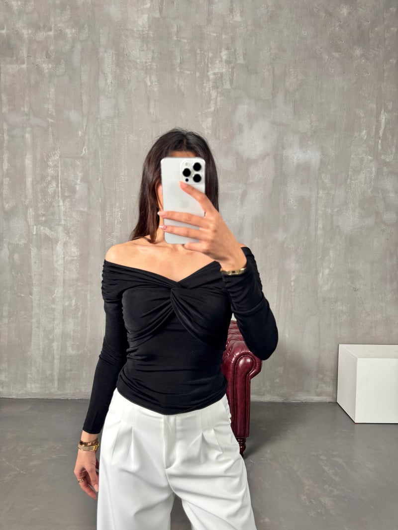 Siyah Kayık Yaka Bluz