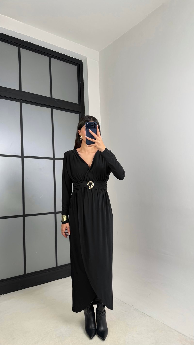 Siyah V Yaka Yırtmaçlı Gold Tokalı Sandy Kumaş Elbise GAUS-00876