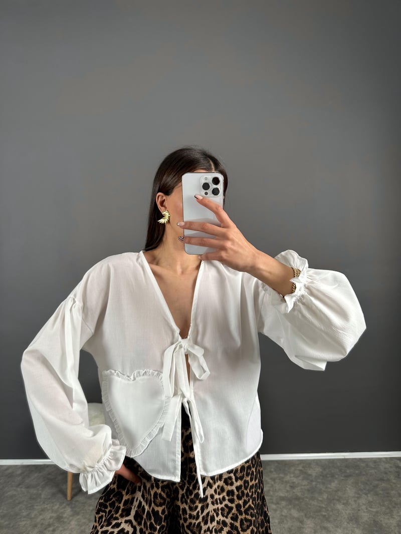 Beyaz Pinterest Kalp Detaylı Bağlamalı Gömlek 