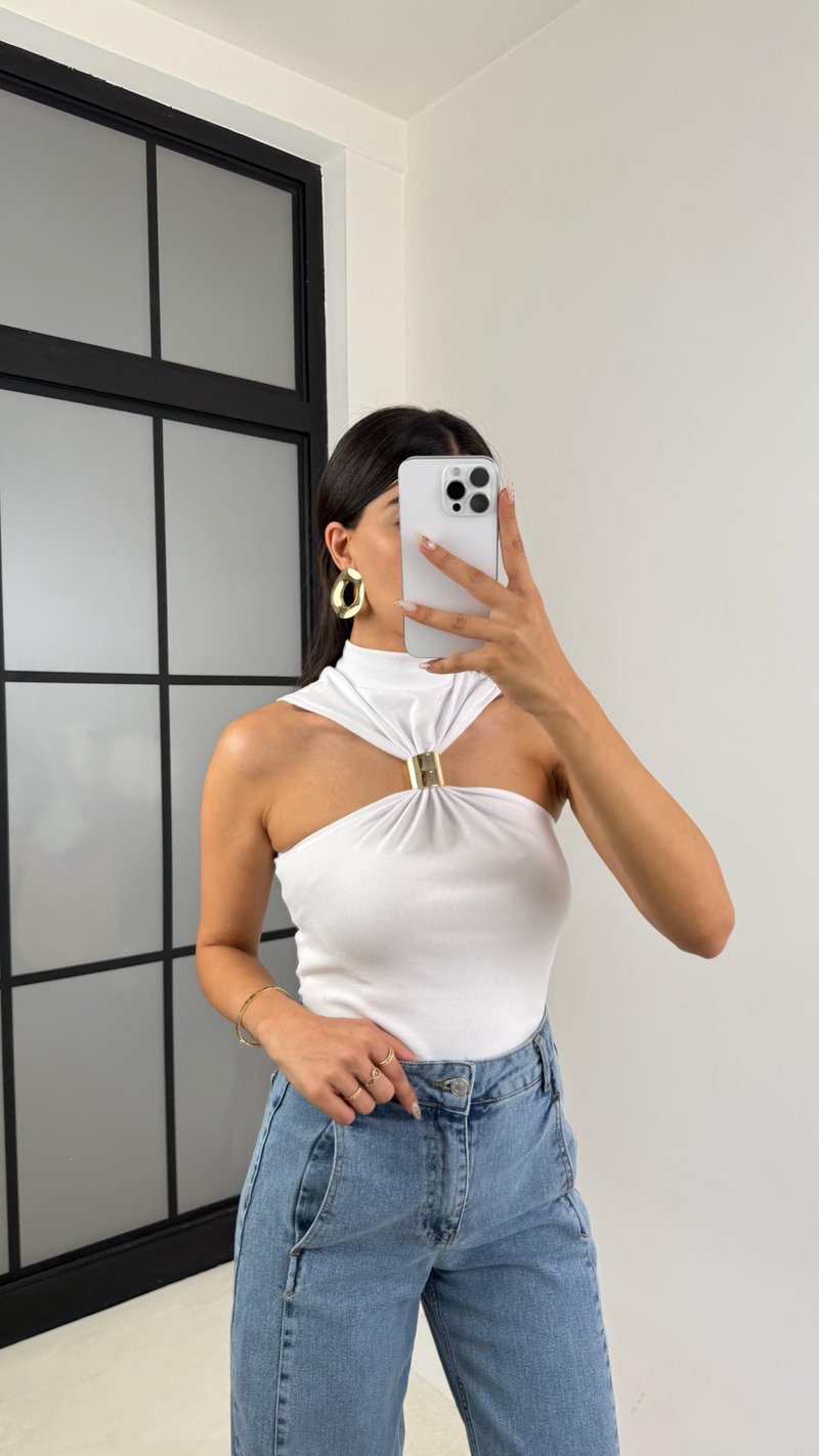 Beyaz Sıfır Kol Gold Toka Detaylı Bluz GAUS-0098