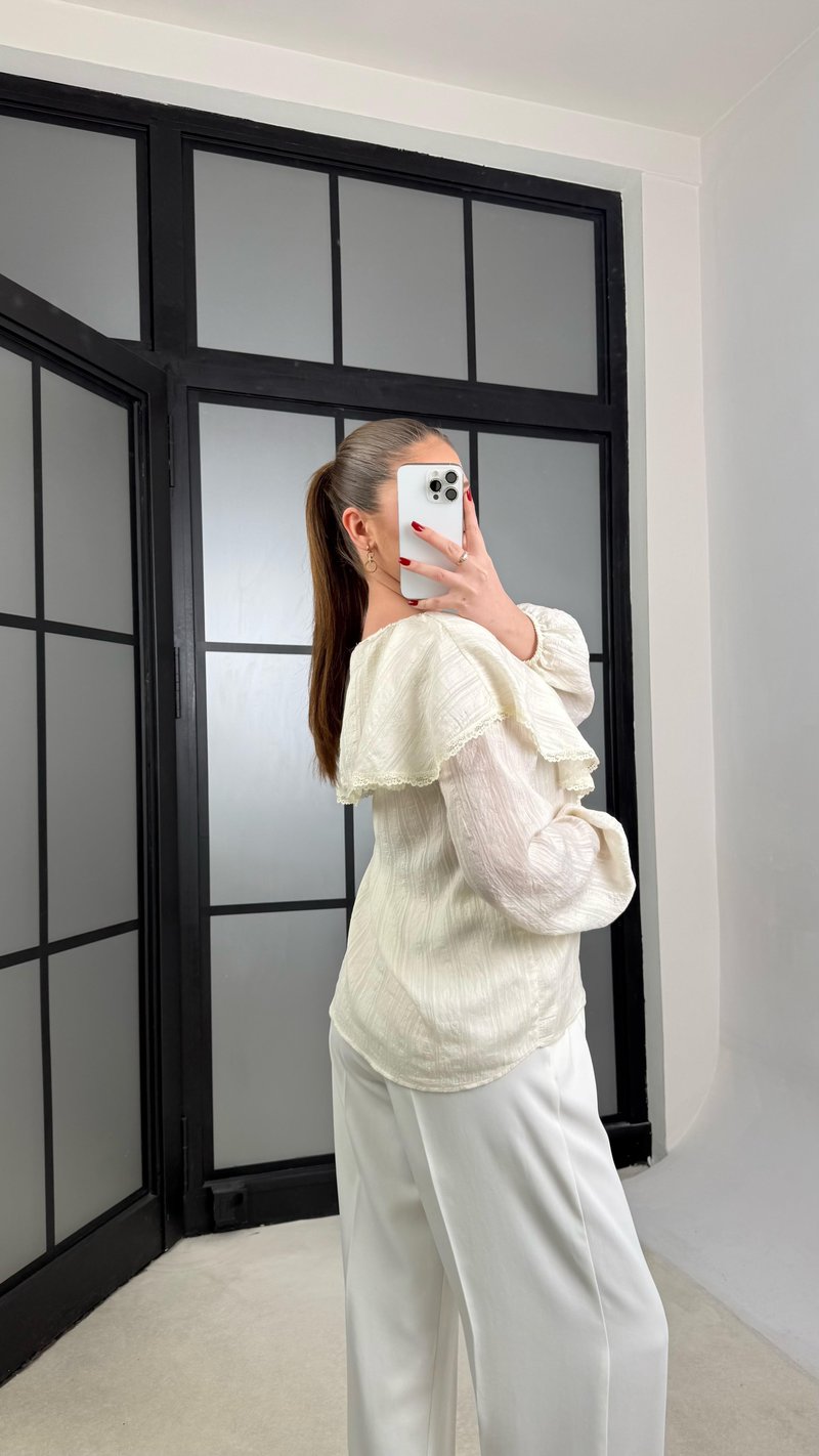 Krem Bebe Yaka Volanlı Bluz GAUS-01274