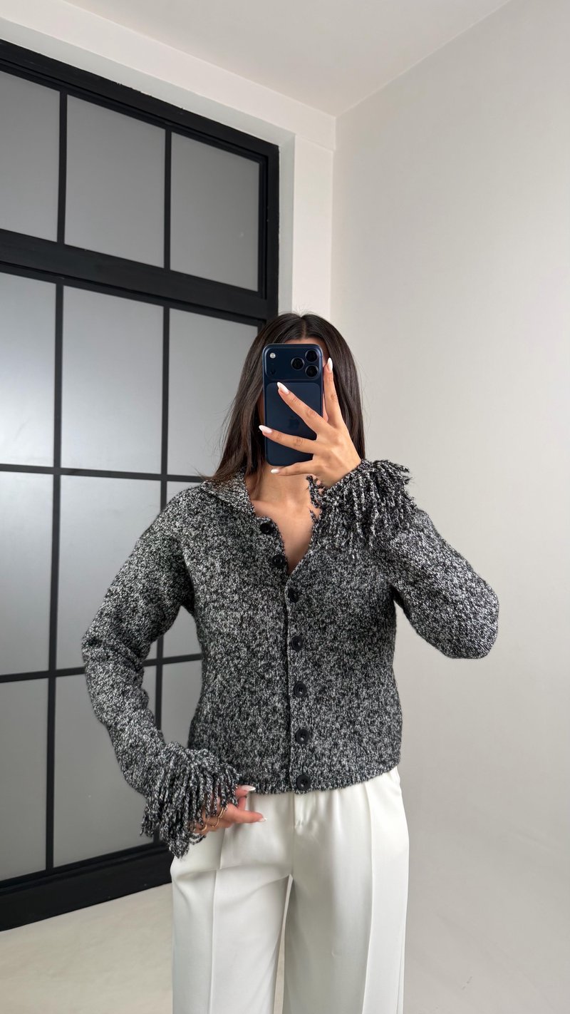 Siyah Kolu Püskül Detaylı Triko Hırka GAUS-00498
