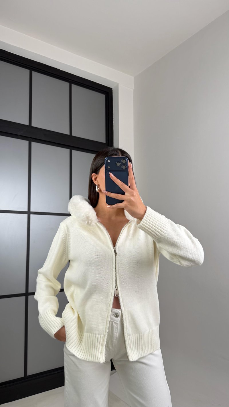 Beyaz Kürk Detaylı Kapüşonlu Triko Hırka GAUS-00883