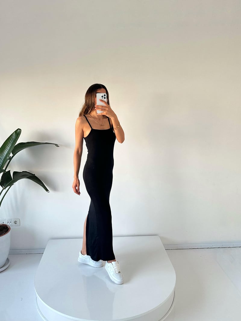 Miusa Siyah İp Askılı Yırtmaçlı Maxi Elbise 