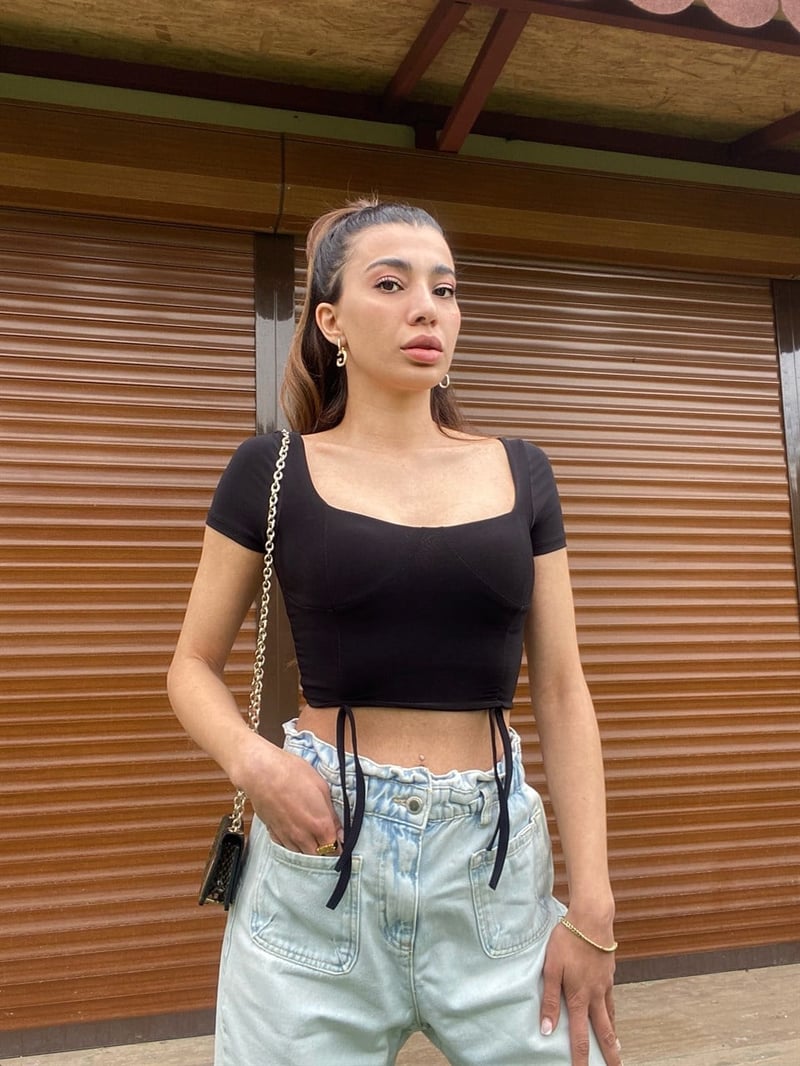Siyah İp Detaylı Crop