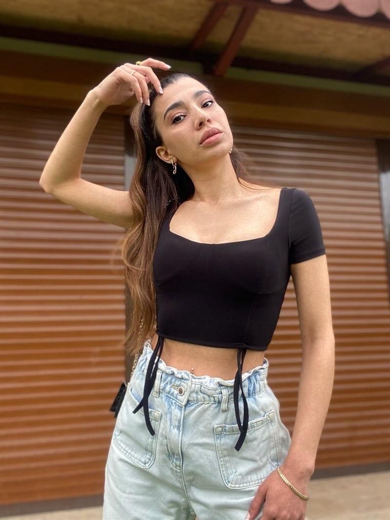 Siyah İp Detaylı Crop