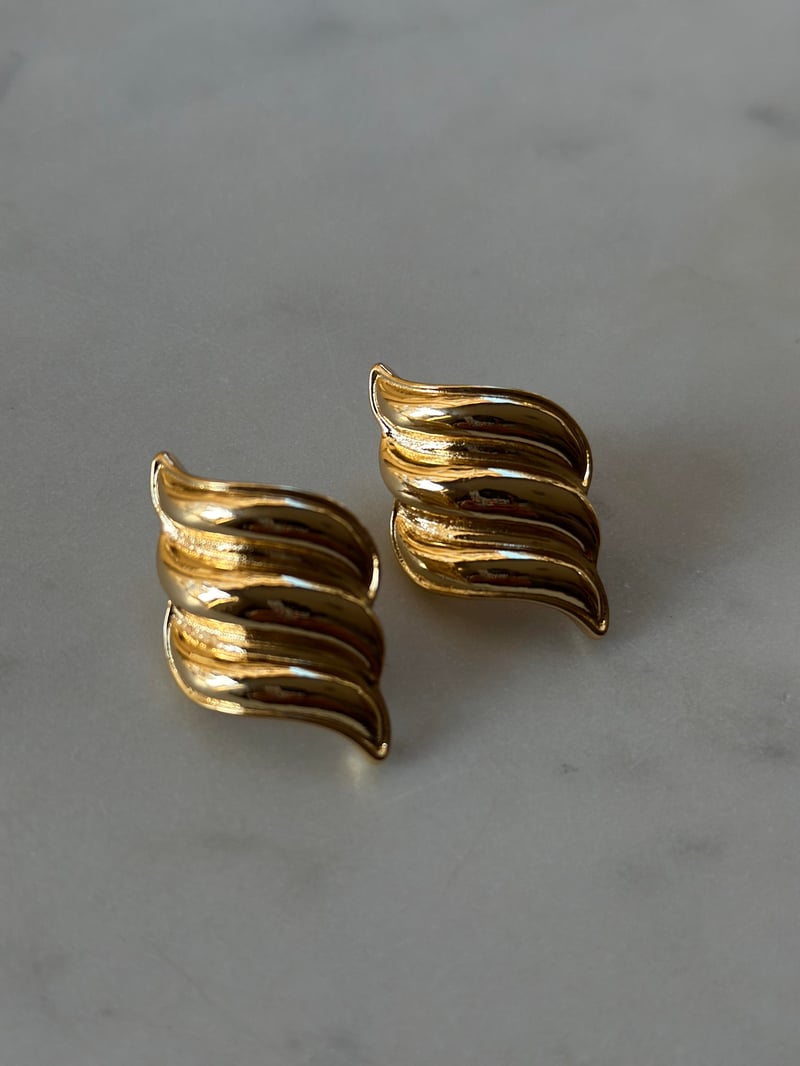 Asimetrik Çizgili Gold Küpe