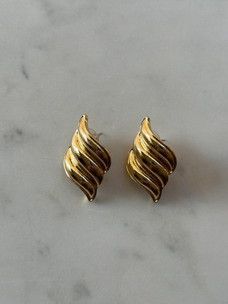 Asimetrik Çizgili Gold Küpe