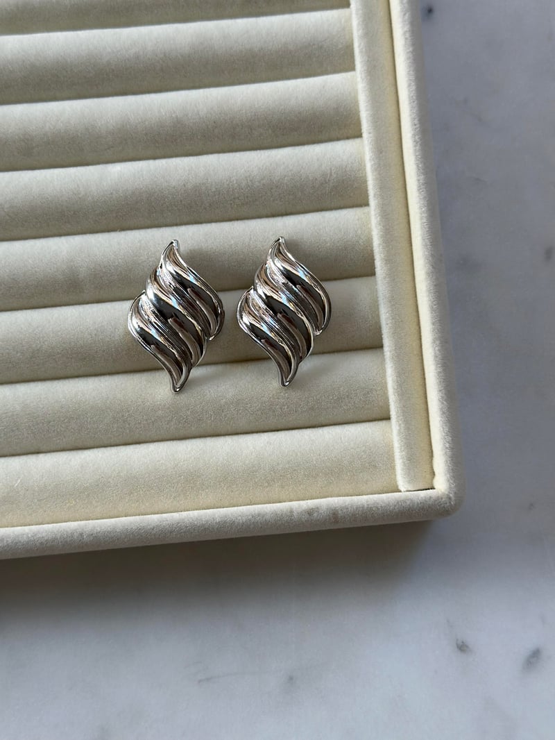 Asimetrik Çizgili Silver Küpe
