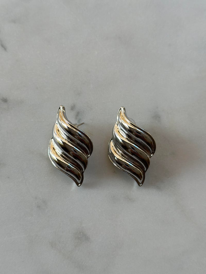 Asimetrik Çizgili Silver Küpe
