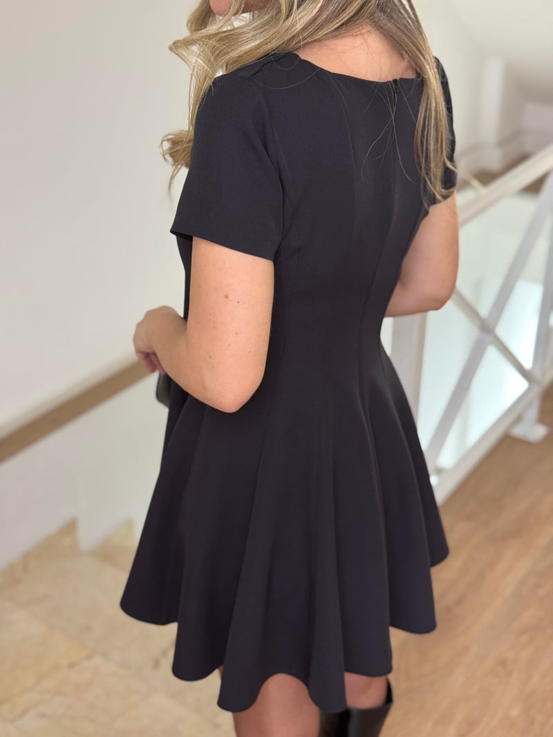 Belden Oturtmalı Mini Kloş Elbise - Siyah