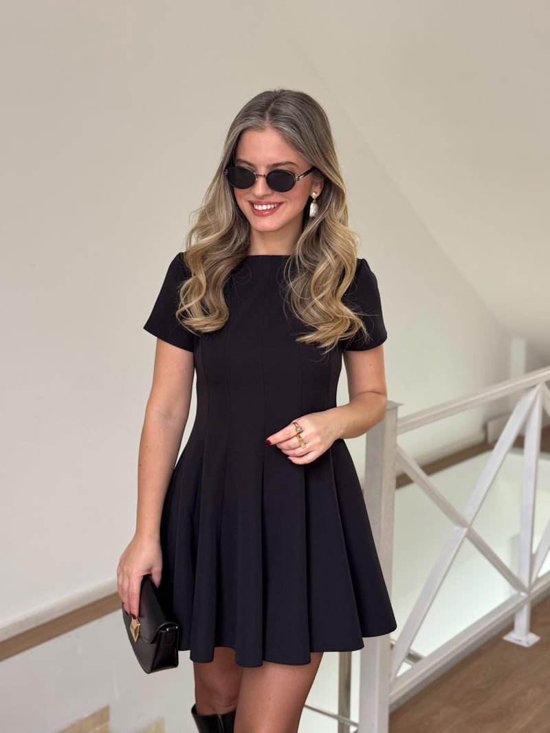 Belden Oturtmalı Mini Kloş Elbise - Siyah