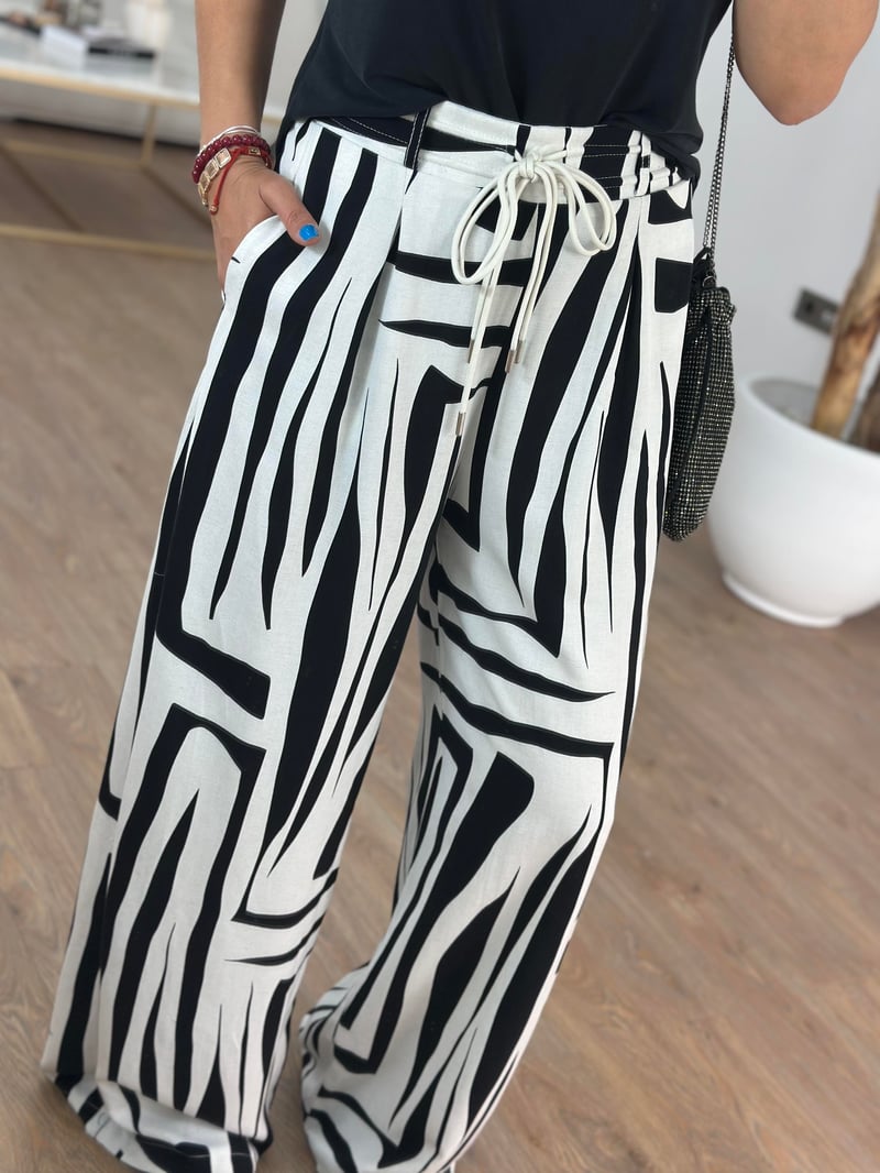 Beli Bağcıklı Bol Paça Pantolon - Siyah