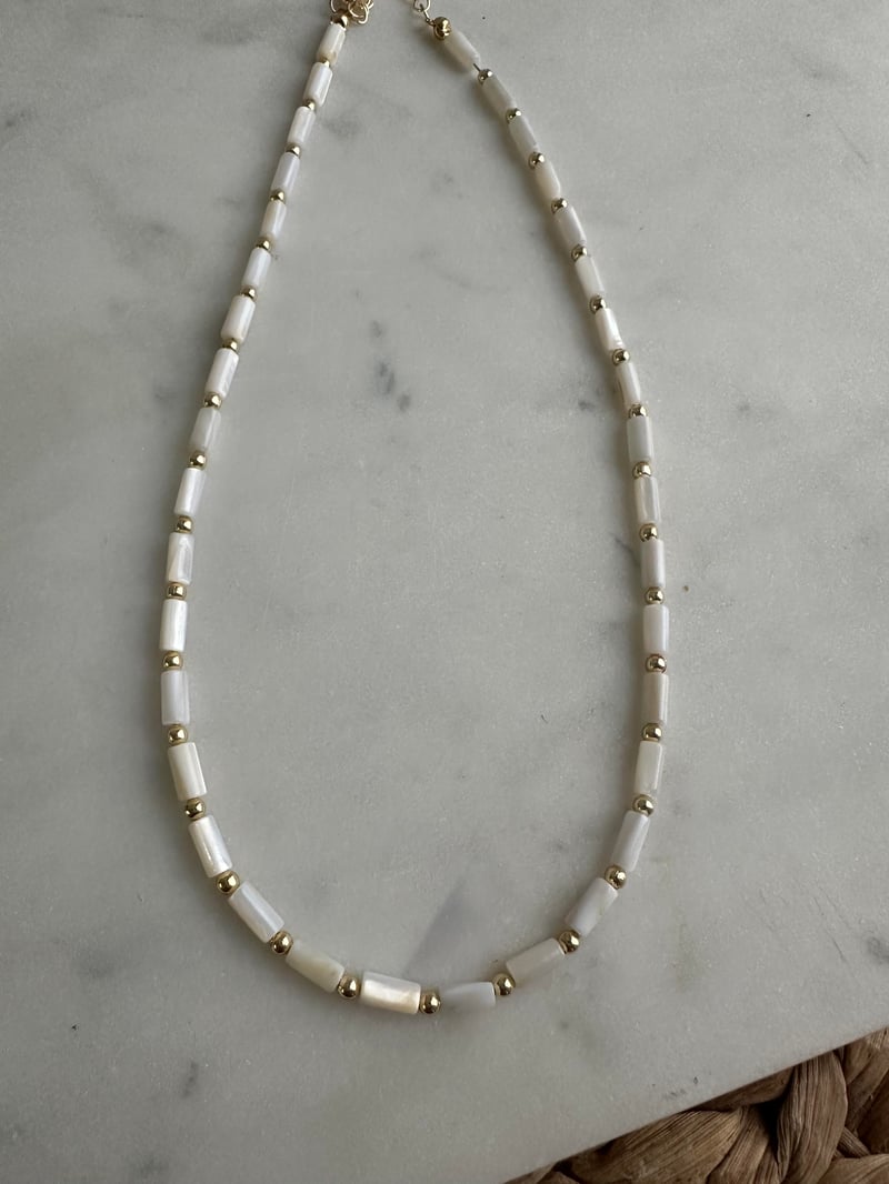Beyaz Taneli Gold Topçuklu Kolye