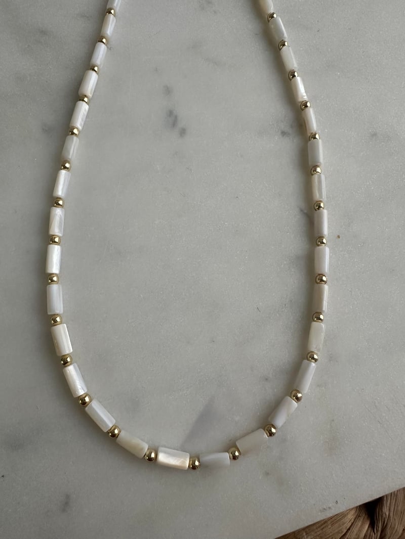 Beyaz Taneli Gold Topçuklu Kolye