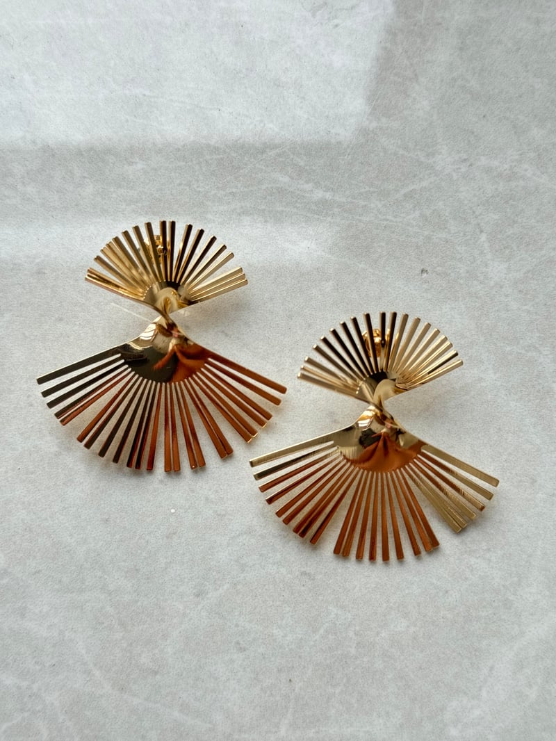 Çizgili Yelpaze Tasarım Gold Küpe