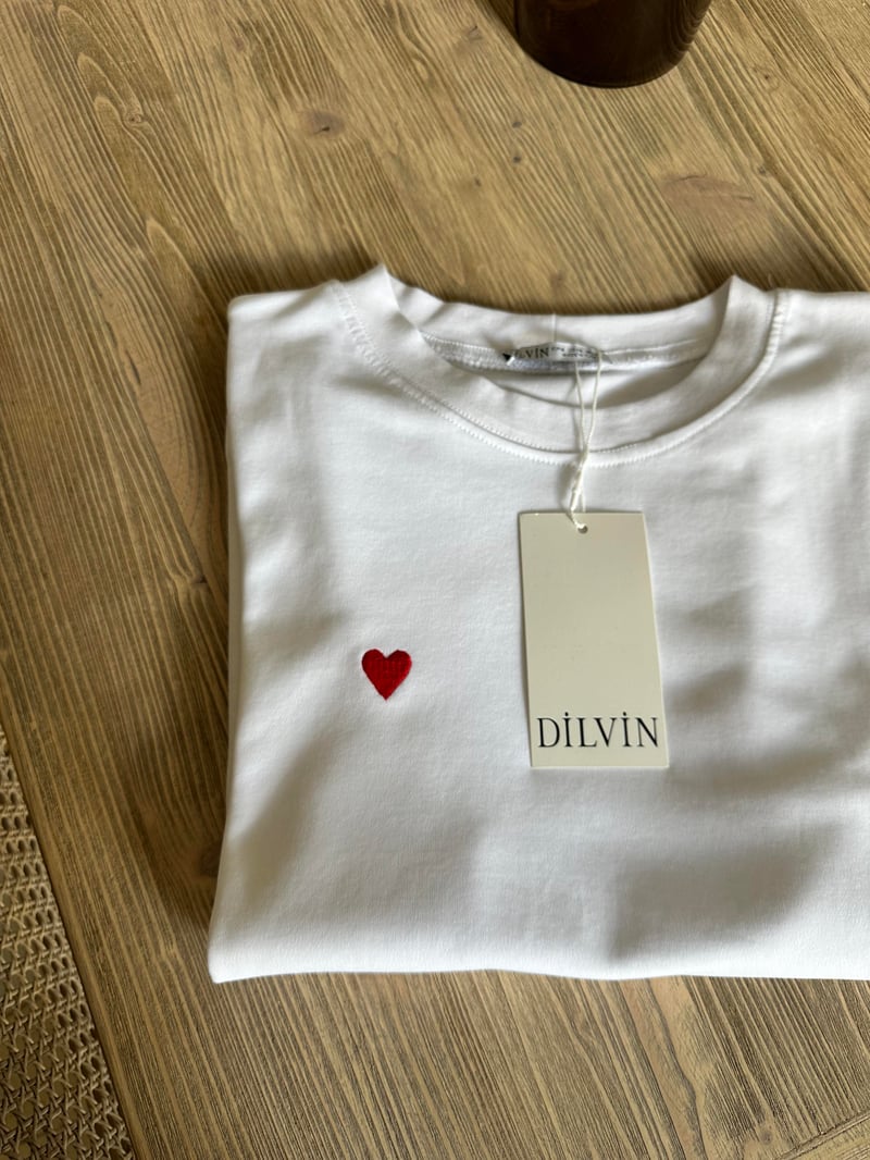 Dilvin Kalp Nakışlı Tişört