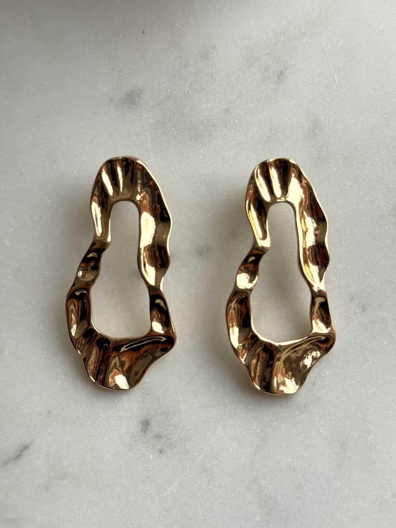 Gold Asimetrik Plaka Küpe 4,8cm