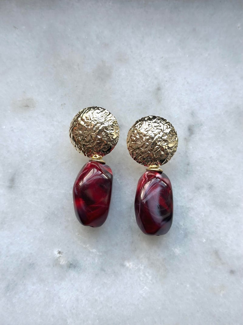 Kırmızı Otantik Taşlı Gold Oval Plaka Küpe
