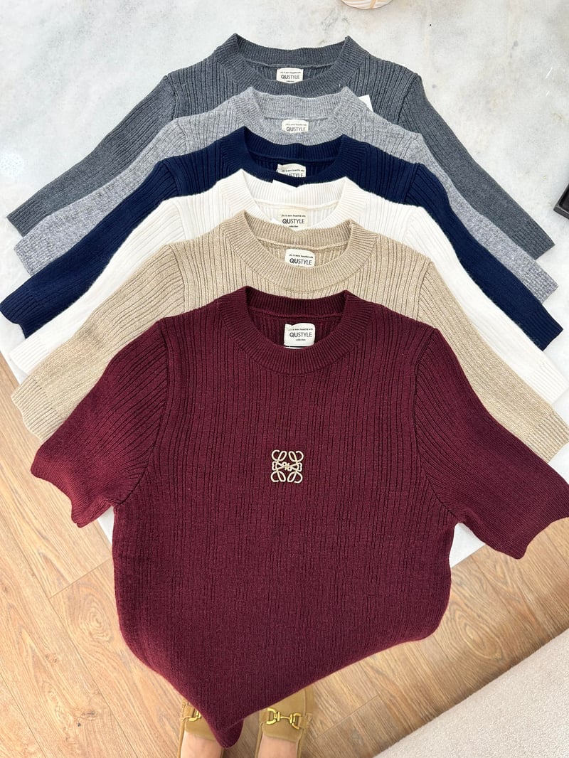 Marka Model Broşlu Triko-Bej