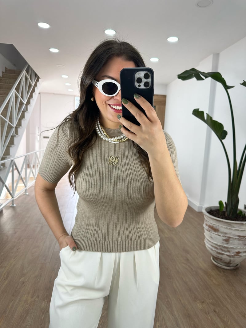 Marka Model Broşlu Triko-Bej