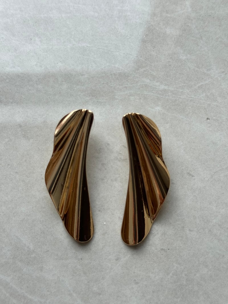 Oval Plaka Dalgalı Gold Küpe