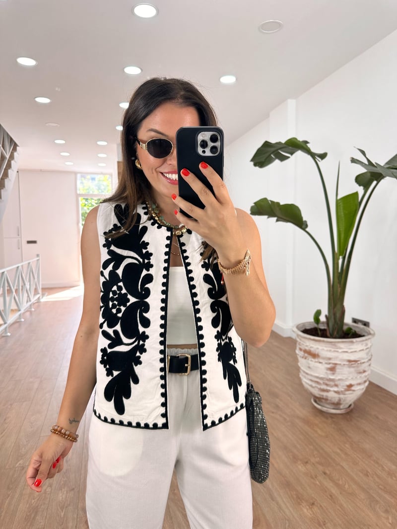 Siyah Nakışlı Yelek