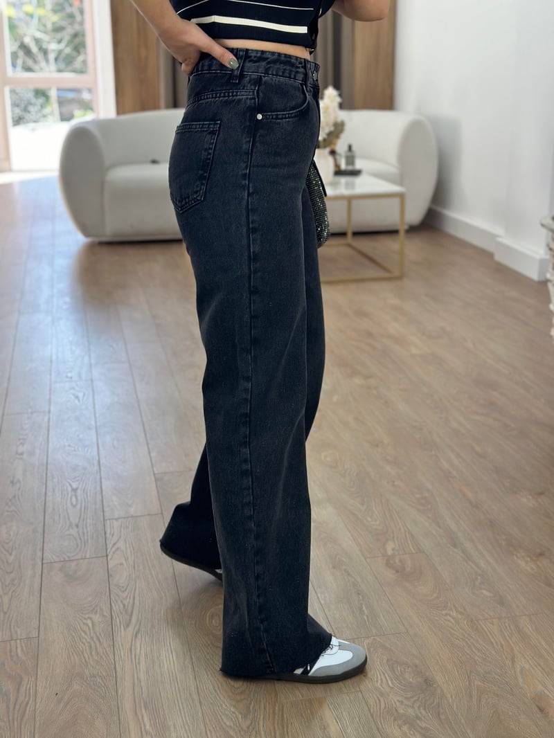 Siyah Yıkamalı Straight Jean
