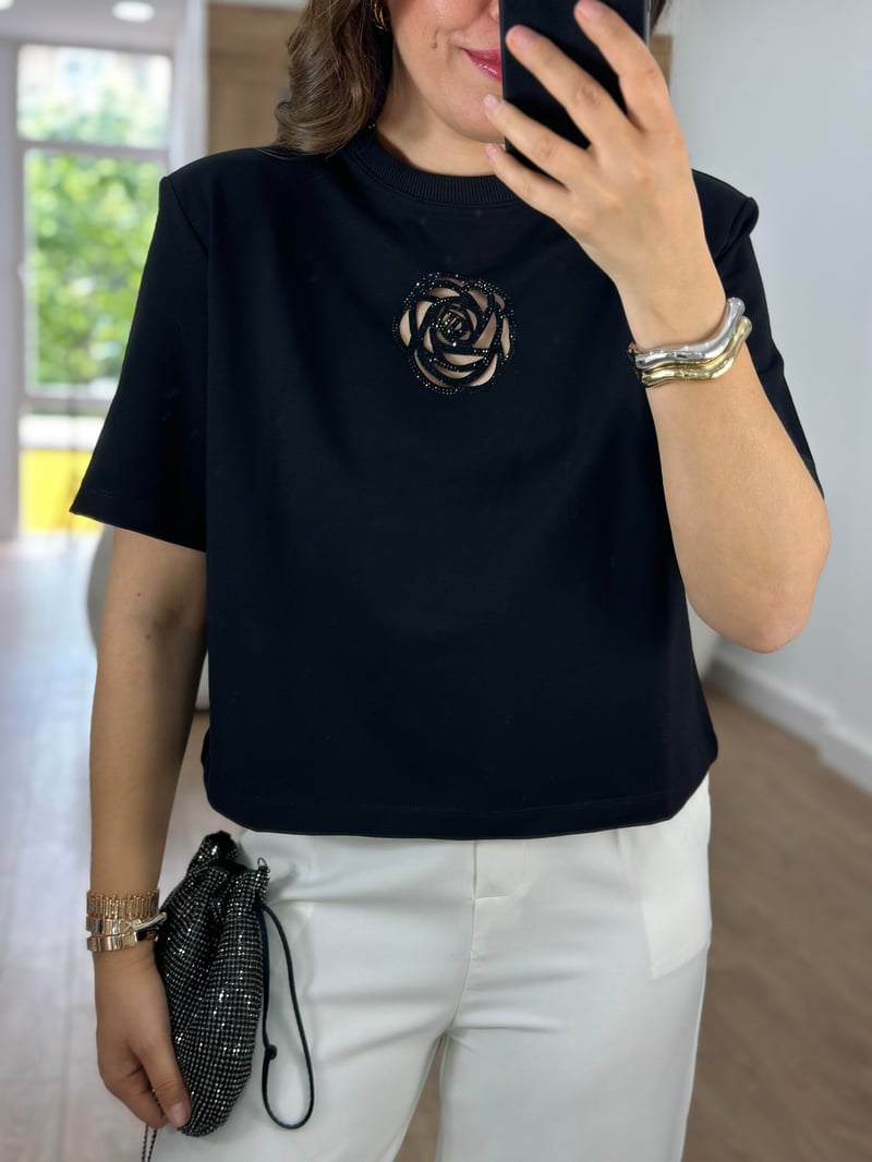 Taşlı Gül Desen Tişört