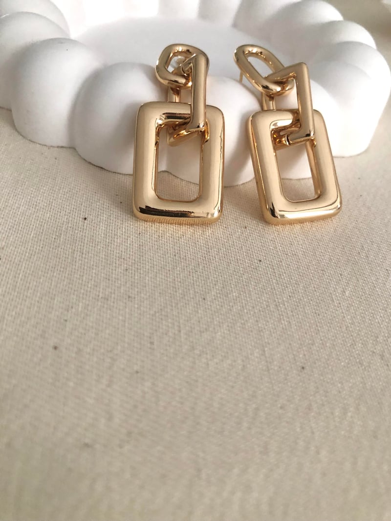 Üç Sıra Geçmeli Kalın Gold Kare Küpe
