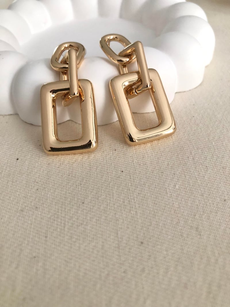 Üç Sıra Geçmeli Kalın Gold Kare Küpe