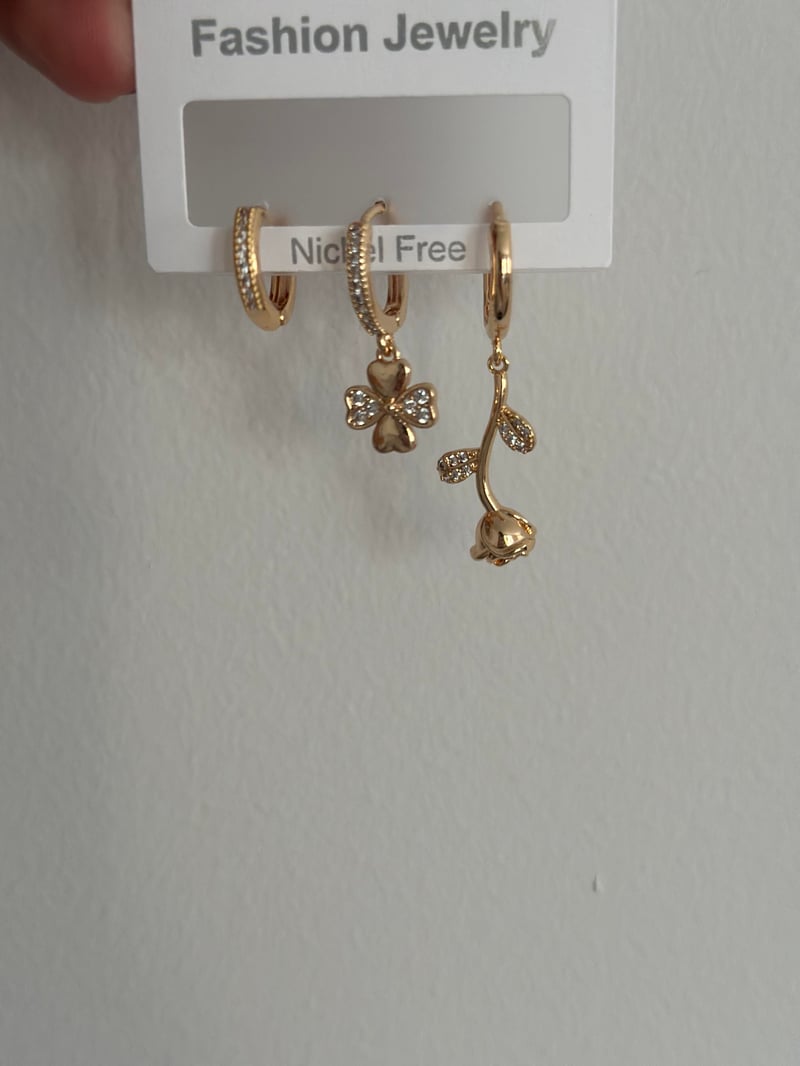 Üçlü Zirkon Gül Tasarım Küpe Gold