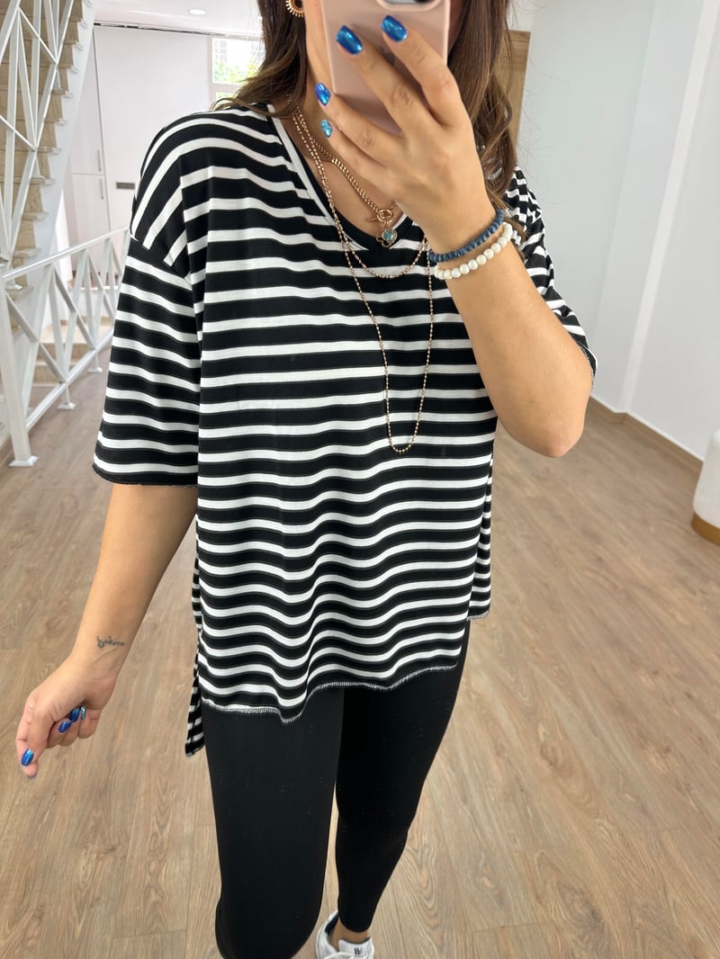 V Yaka Çizgili Oversize Tişört - Siyah