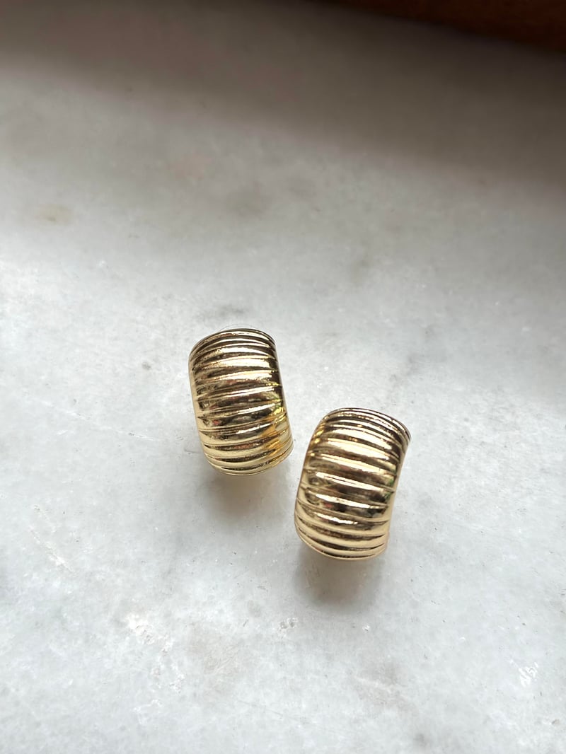 Yarım Halka Tırtıklı Kabuk Gold Küpe