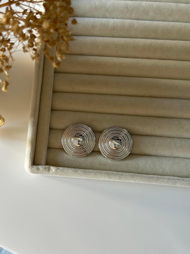 Yuvarlak Silver Ortası Kalp Tasarım Küpe 3cm