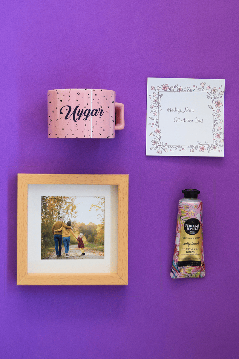 Desen Nota Müzik Hediye Kutusu - Kişiye Özel Lüks Pastel Fincan, El Kremi, Ahşap Fotoğraf Çerçevesi