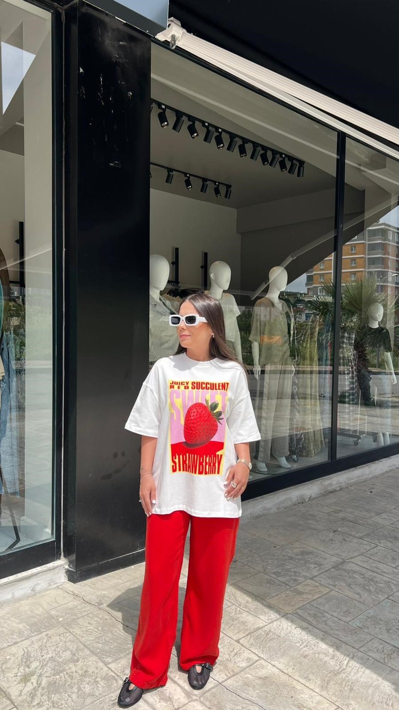 Beyaz Çilek Baskılı Tshirt