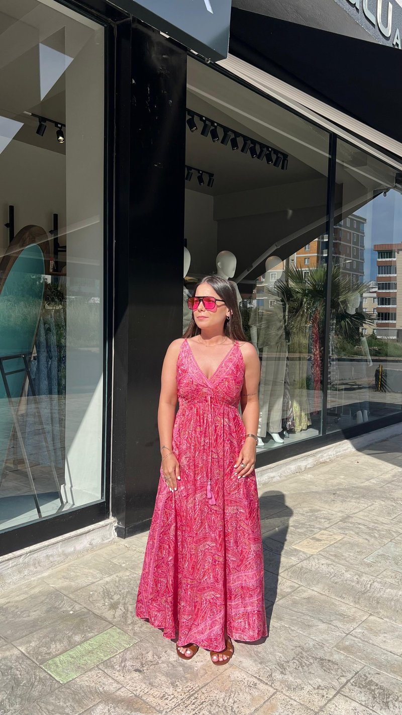 Pembe Desenli Askılı Elbise