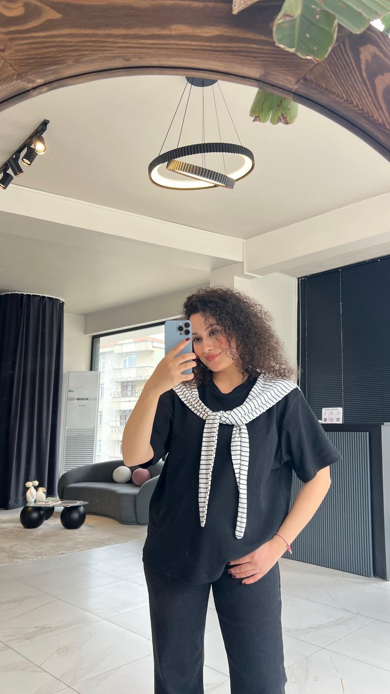 Siyah Şal Detaylı Tshirt